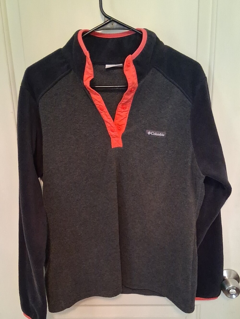 Columbia Women's Dark Gray/black Pullover with Pink Trim